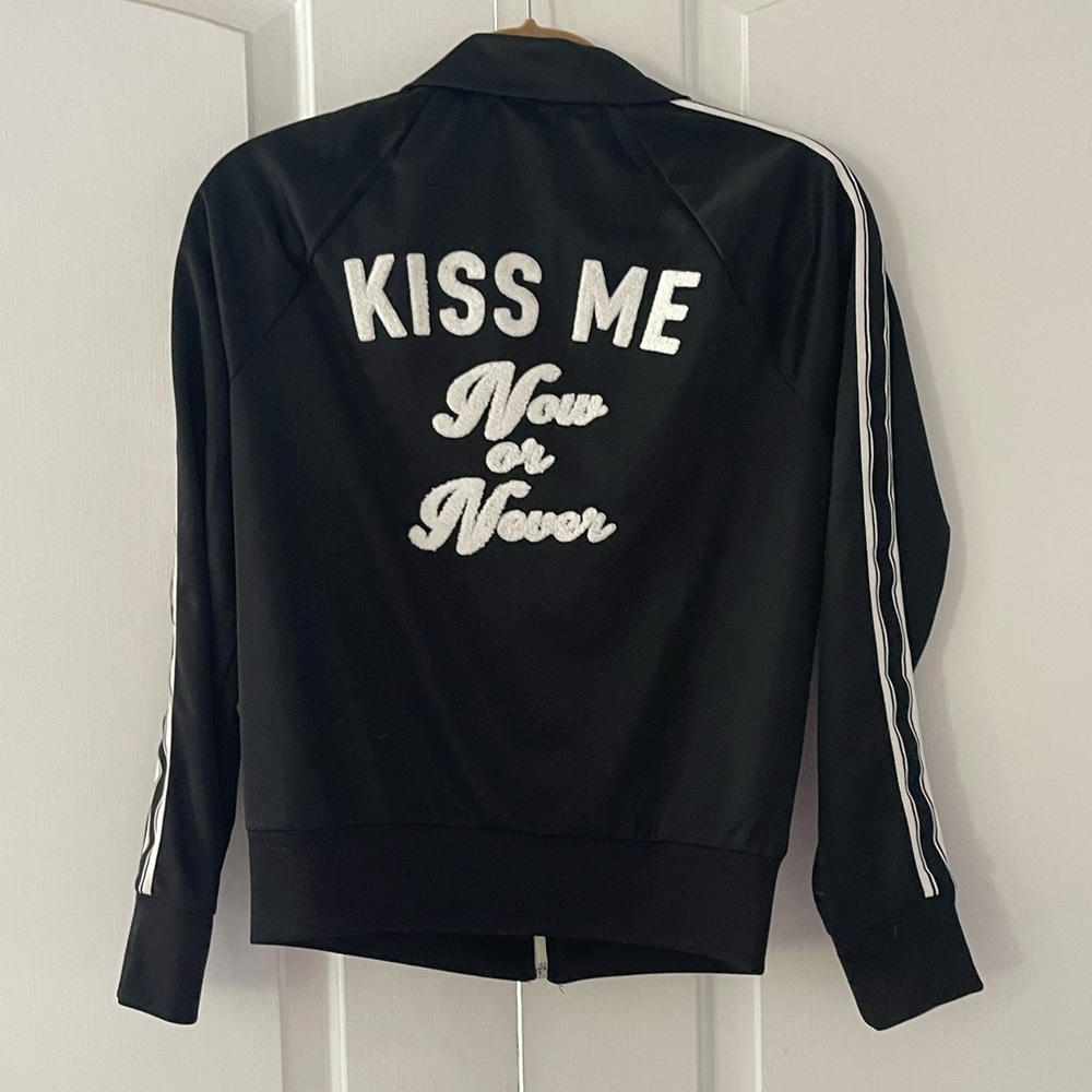 Forever 21 Women's Front Zip Satiny Jacket Size Small "Kiss Me Now or Never"